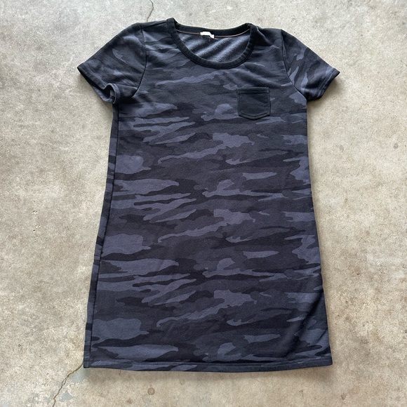 T By Talbots Short Sleeve Patch Pocket Dress Camo - Picture 2 of 7